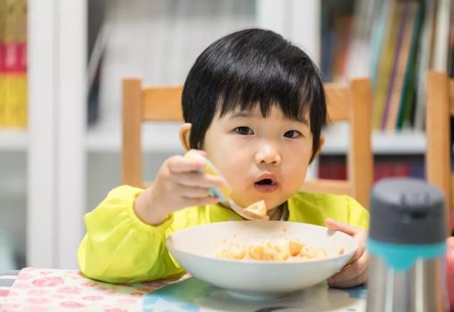 [你的育儿经]如何让宝宝的食物快速降温？可以放在空中“转三圈”