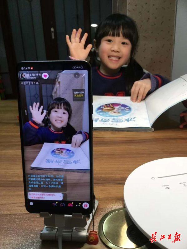 超级宝妈：模仿爸爸上网课，5岁萌娃做直播教小朋友画画
