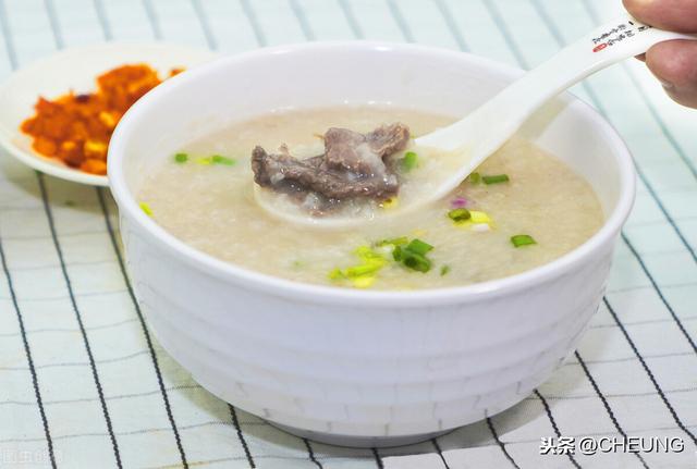瘦肉猪肝粥，美味营养的家常美食，软糯香甜好吸收，老少都喜欢