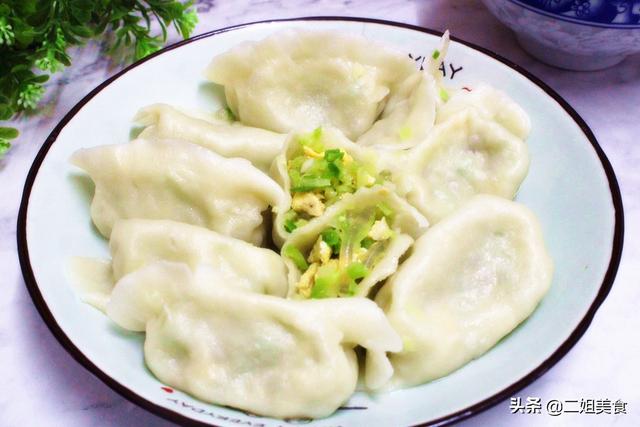 冬天，青萝卜外皮营养极高，扔了太可惜了，做成饺子吃，特别香