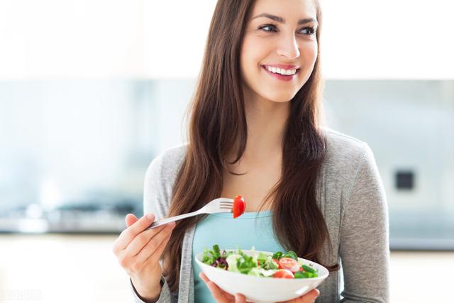 女人过了更年期，饮食上尽量做到这4点，营养均衡，避免身材走形