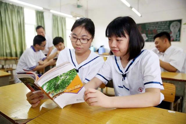「超级宝妈」看到满地的奖状和证书，再看女孩的工作和收入，网友：我酸了