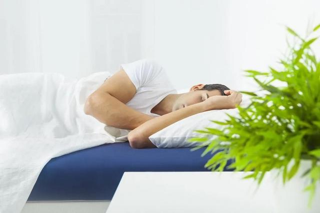 床垫|硬床好还是软床好？睡错的人腰都被害惨了……