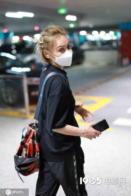 对你宣说|姐圈顶流！宁静梳哪吒头亮相机场 俏皮减龄气场足