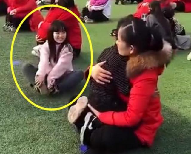 『你的育儿经』“假装抱到妈妈”，幼儿园亲子活动引争议，女孩父母没来太可怜