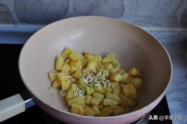 加点饮料，让土豆吃起来有肉的口感，口感咸甜好滋味，与米饭很配