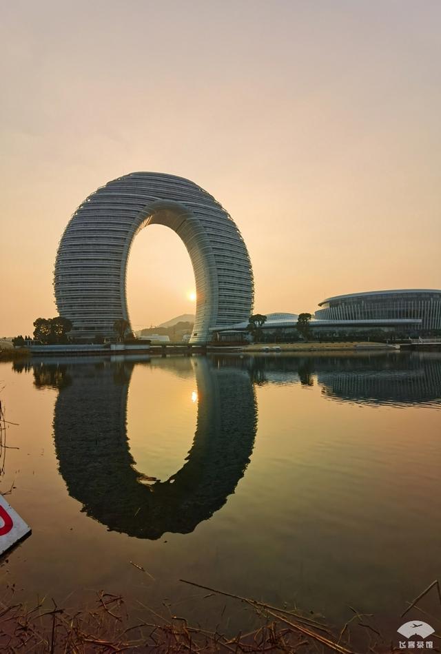 #旅行柚子君#入住外号“马桶圈”的五星酒店，因造型奇特成为地标，内部挺豪奢