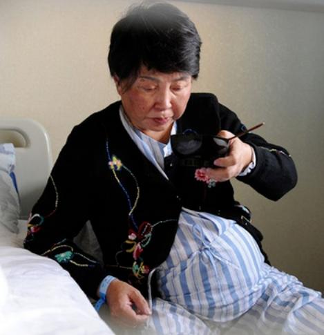 【你的育儿经】49岁妈妈溜娃偶遇49岁奶奶，二人差距明显，网友：高龄二胎伤不起