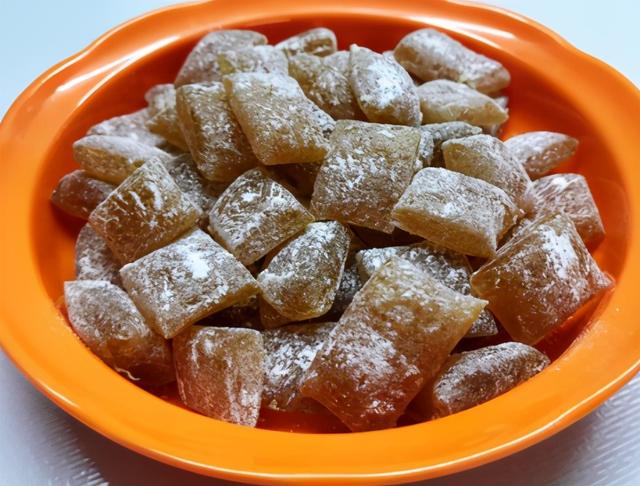 天冷要多吃生姜，做成姜糖每天吃1颗，驱寒更暖身，手脚不冰凉