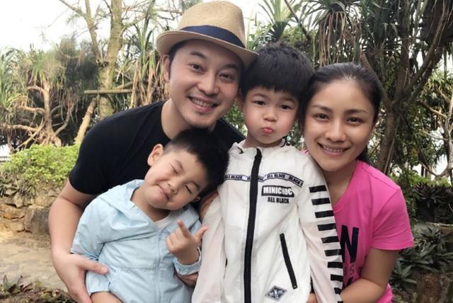 “恩爱夫妻”商场秀恩爱火了，孩子成苦力：我是买婴儿车送的吗？