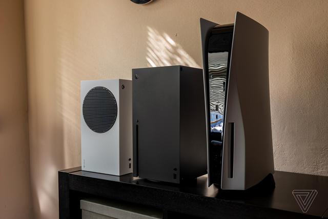 外媒曝光PS5与XSX/S实机对比图 PS5高度达到39CM