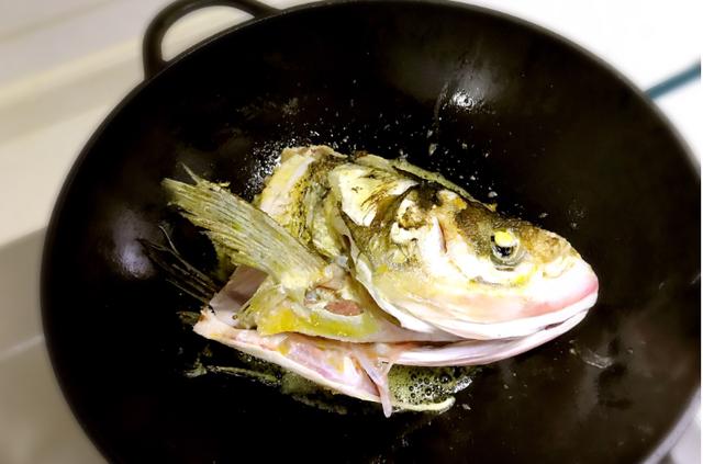 小雪后，白萝卜和它是绝配，焖15分钟就好，应季而食温暖过冬