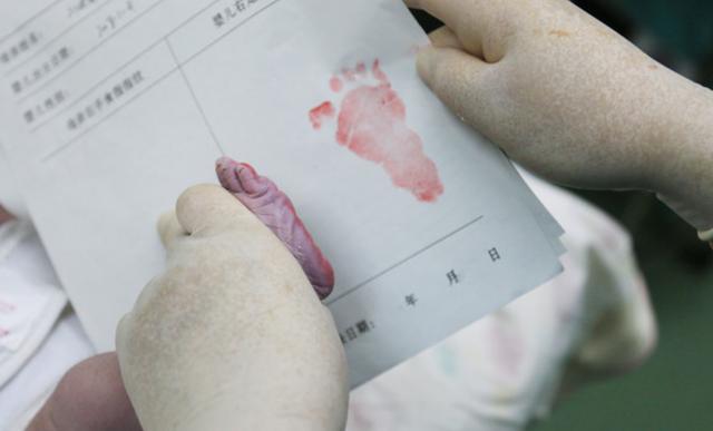 你的育儿经：宝宝出生后，为何“留脚印”而不是手印，医生不明示你也要了解