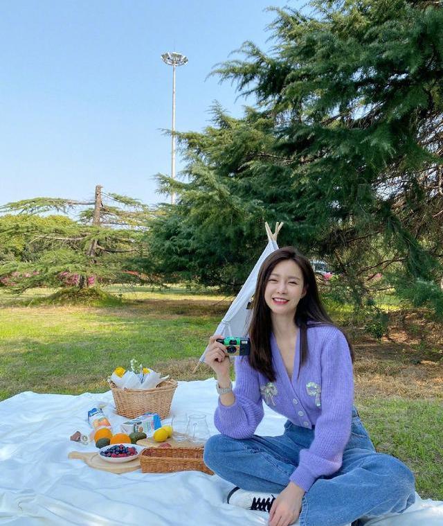 「时尚迪科」爱上香芋紫，鞠婧祎把卫衣衬衫穿出仙气！吴昕失手衣品不如沈梦辰