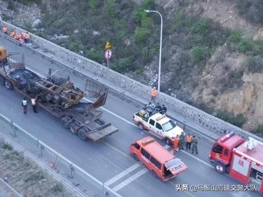 高速上隧道内禁止超车，前车速度太慢怎么办？交警提醒你正确做法