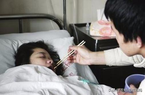 [超级宝妈]多胞胎产妇剖腹产是大出血，产房外的老公跪地祈祷，终母子平安