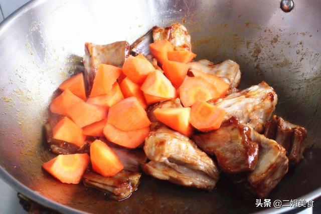 做红焖羊排，牢记别直接下锅，多做两步，红焖羊排鲜嫩还入味