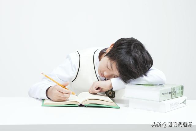 睡前放下手机，拿起这五本书，想失眠都难