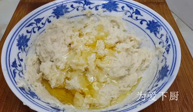 在家面粉别炸油条了，开水一烫，比蛋糕烧饼还香，真的非常美味