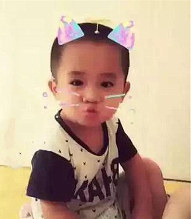 #你的育儿经#5年前吃奶太用力被妈妈划花脸的男婴，如今怎样了？网友：鼻头酸
