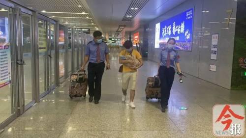 超级宝妈|这个宝宝有点急！孕妇突临盆，火车站通道变“临时产房”
