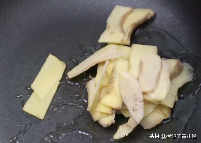 香煎馒头搭配酱香猪脚，孩子爱吃的居家美食，软烂鲜香，美味解馋