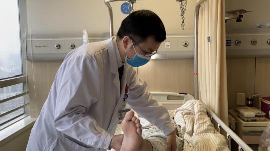 突出|15岁学生椎间盘突出导致坐立困难 专家解读：年轻人久坐、肥胖是重要诱因
