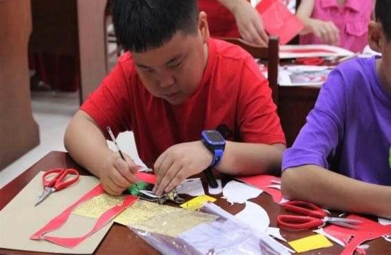 红色|暑期实践丨这支高校小分队关注河南暴雨，大学生带领孩童们将祝愿画于扇面