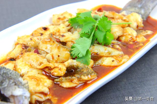 清蒸鲈鱼太淡了？教你一招鲈鱼创新吃法！造型惊艳麻辣好吃