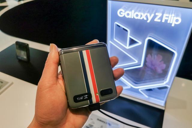 「环球网」三星翻盖折叠手机Galaxy Z Flip亮相上海旗舰店