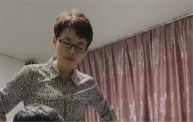 「超级宝妈」“硬核妈妈”火了，搞定儿子不爱写作业的困扰，网友：值得学习