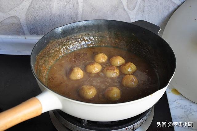 街摊上很受欢迎的咖喱鱼丸，在家也能做，真的很简单，比烧烤好吃