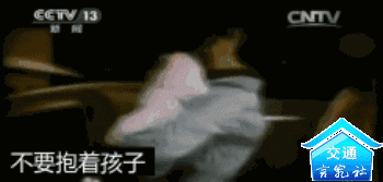 「你的育儿经」曝光!居然有人抱着小孩开车!