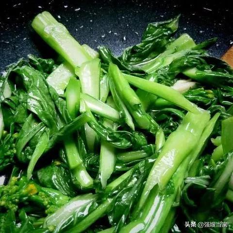 炒菜心时，牢记“1干1浇”的窍门，菜心鲜绿无比，爽脆还不发黄