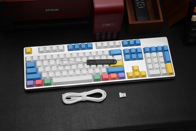 这把键盘让人想起曾经的校园时光，以及老师那精准的“小李飞刀”