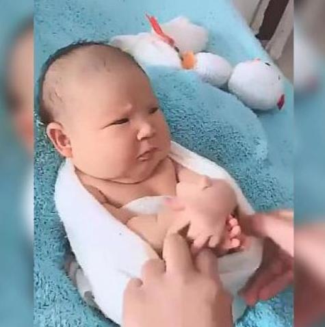 「你的育儿经」宝妈带孩子拍“满月照”，宝宝小表情萌翻网友，大写的生无可恋