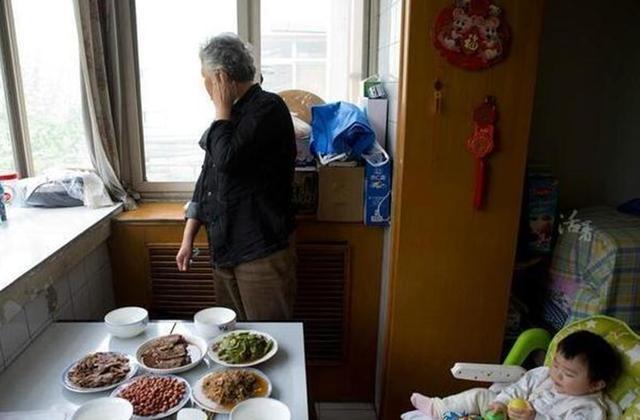 超级宝妈■一个65岁姥姥哭诉，“别帮女儿带娃”，背后的原因很无奈
