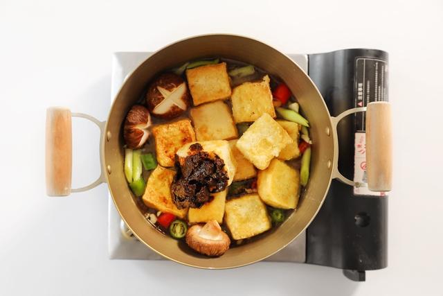 豆腐的100种做法之一，烹饪简单营养丰富，热乎乎吃一大碗，香