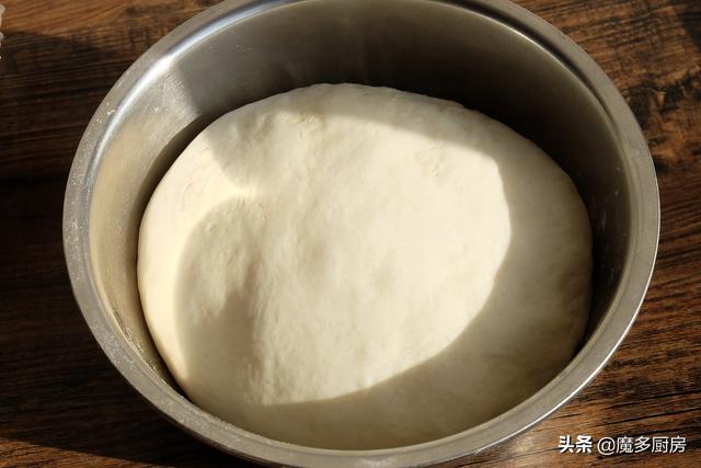 太香了，刚出炉的一盘大馒头，外焦里嫩，孩子们说比蒸的更好吃