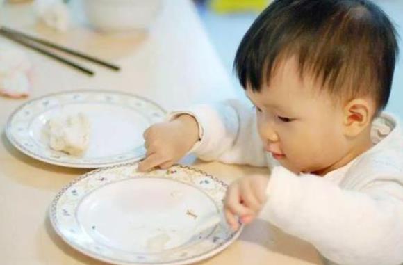 幸福的小调|孩子教养高低餐桌上见真章,这位妈妈“餐桌规距”,让娃备受夸赞