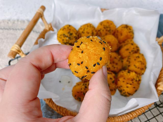 红薯丸子想要好吃，炸之前多做一步，表皮酥脆，第二天也不会回软