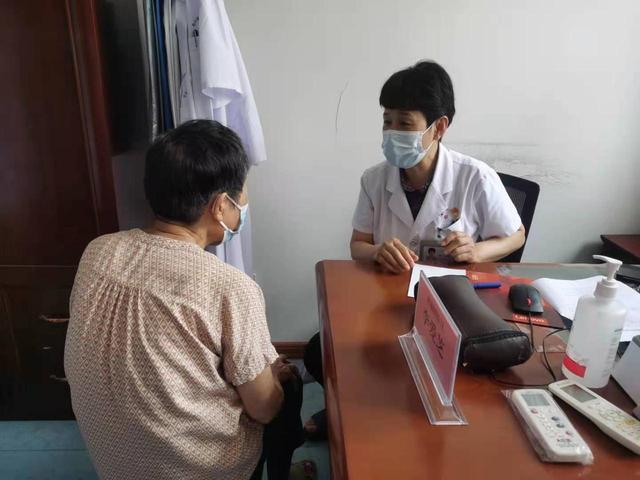居民|向阳社区卫生服务中心联合毓璜顶医院举办“万名医护下基层”义诊服务活动