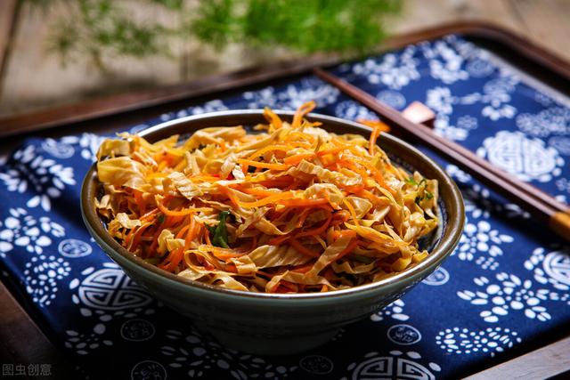凉拌豆腐丝，年节宴席必备凉菜，蛋白质丰富，鲜香入味，佐酒佳肴