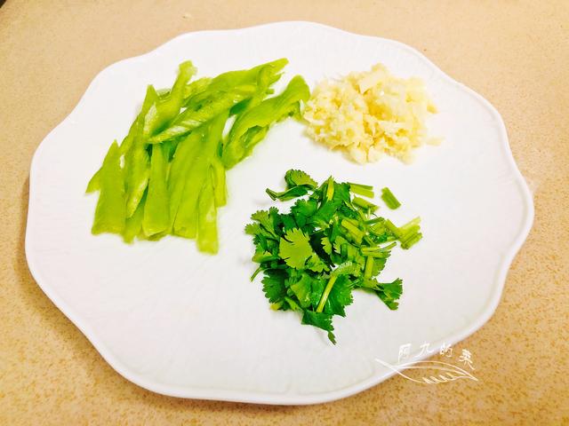 这菜在南方正当季，4块钱能买两斤，配上腊肠爆炒，给肉都不换