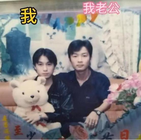 「你的育儿经」“妈，你当年跟我爸拜把子吗”？网友晒出父母的结婚照，当场笑抽