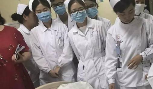 【你的育儿经】妇产科医生是男性我忍了，但被这么多实习生围观，我的尊严何在？