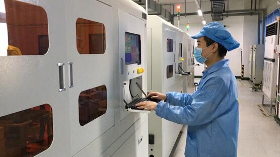 「中国新闻网客户端」长虹全面复产第二周 首款5G工业互联网模组正式下线