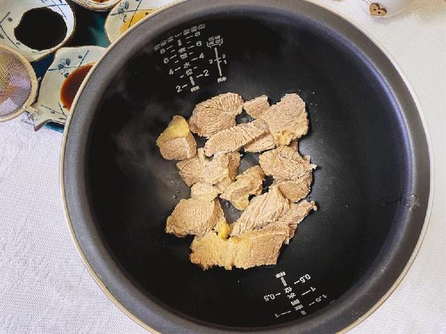 放开那块牛肉，交给电饭锅来