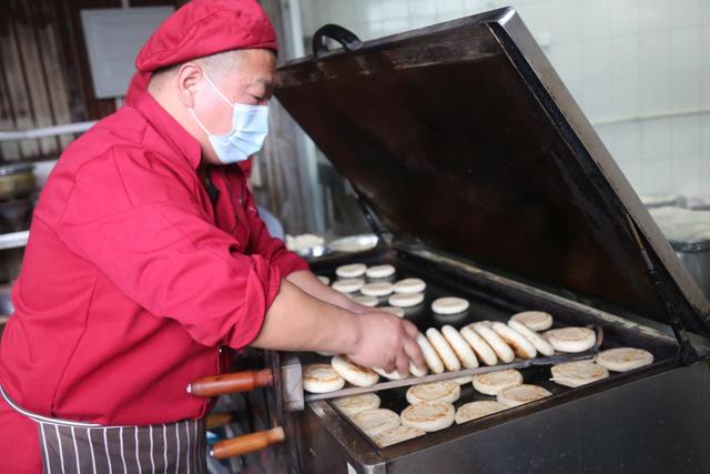 专家进店评审了！来瞧瞧"保定驴火十大名店"入围店铺有哪些特色？