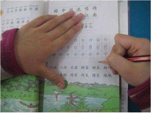 你的育儿经|9岁孩子写字写成印刷体,老师不忍批改,网友:小小人型打印机